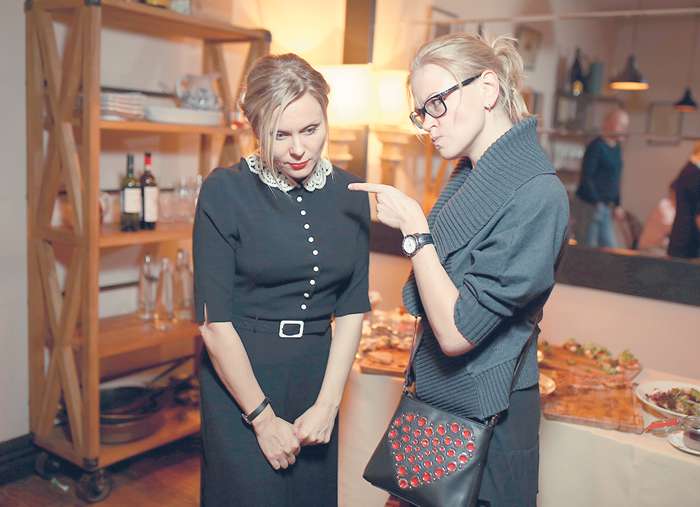 Актриса Анна Котова как близкая подруга Яны не стесняясь давала наставления имениннице, желая успехов и процветания