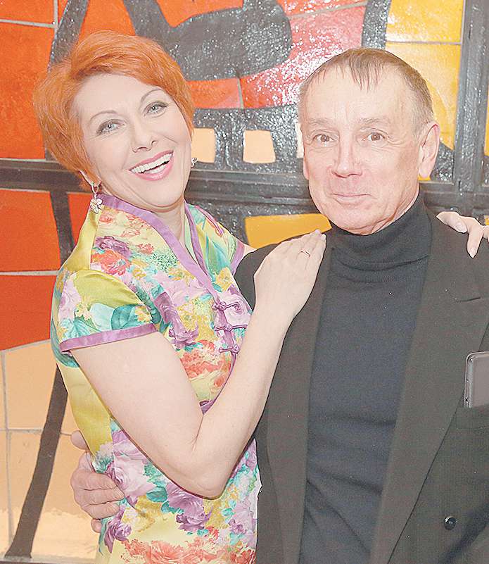 Актеры Николай Денисов и Оксана Сташенко также не смогли пропустить день рождения коллеги и подруги