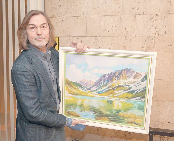 Никас Сафронов не упустил возможности вручить Наталье Гвоздиковой свою картину Никас Сафронов не упустил возможности вручить Наталье Гвоздиковой свою картину