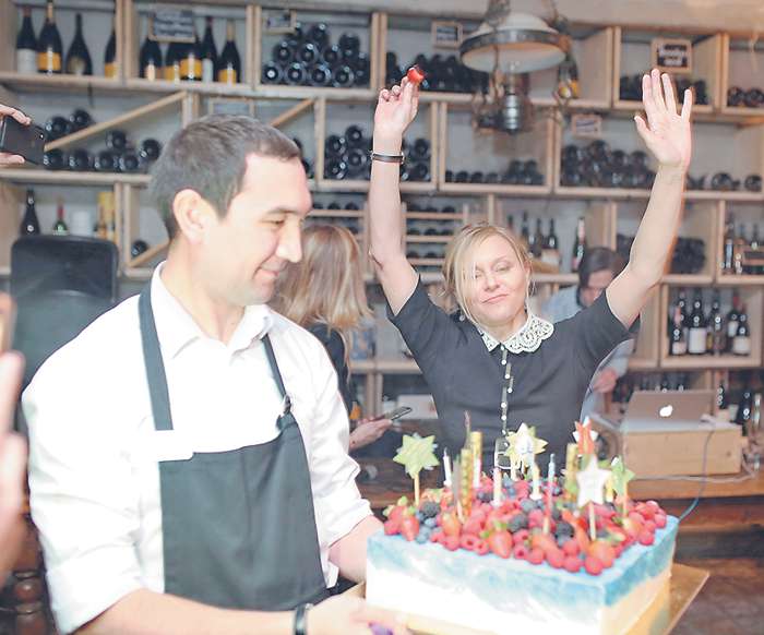 Самым ярким впечатлением для меня стал почему-то торт, который назывался «Баба ягодка опять». Я его забыть до сих пор не могу и очень весело его встречала, — поделилась впечатлениями актриса после праздника