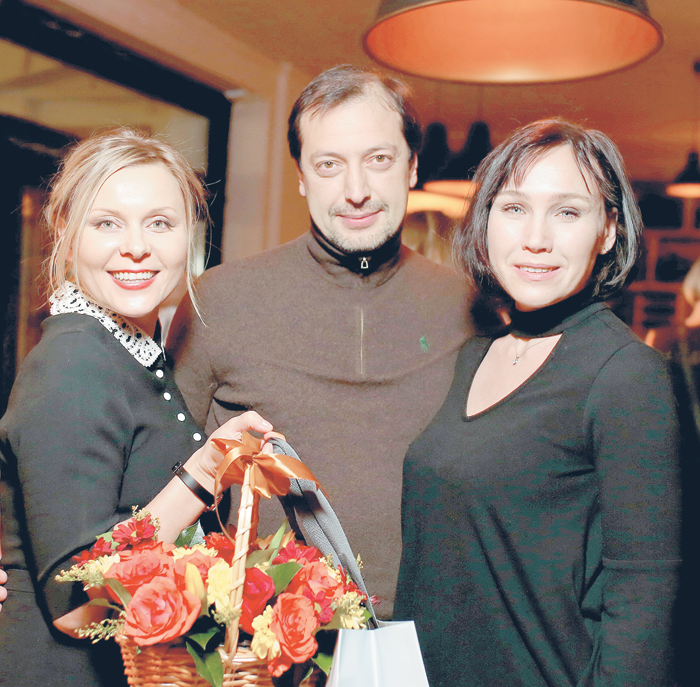 Дарья Екамасова с мужем Денисом Фриманом добавили прекрасные розы в общую цветочную оранжерею, которая после дня рождения появилась у именинницы