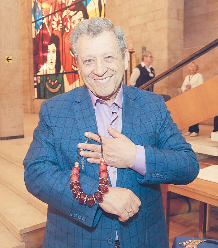 Борис Грачевский долго выбирал подарок и остановился на украшении из натуральных камней. Поклонники «Ералаша» знают, что легендарная актриса Наталья Гвоздикова снималась в детском киножурнале в роли учительницы Борис Грачевский долго выбирал подарок и остановился на украшении из натуральных камней. Поклонники «Ералаша» знают, что легендарная актриса Наталья Гвоздикова снималась в детском киножурнале в роли учительницы