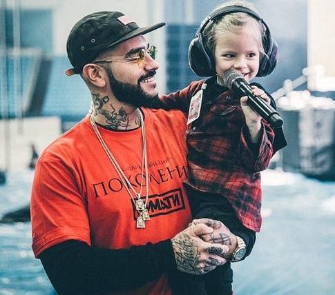 Тимати растит парашютистку