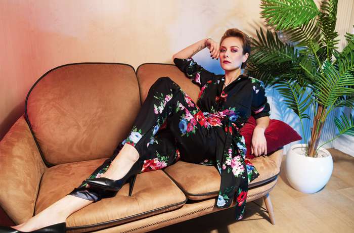 Северия Янушаускайте. Стиль: Надина Смирнова; макияж: Кирилл Шабалин (национальный визажист YSL Beauty в России); прически: Ольга Биль. Костюм, dolce & gabbana; туфли, Saint Laurent; браслет и колье из коллекции Color, все – Mercury