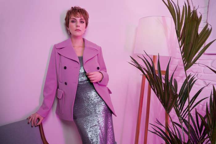 Платье, Maya; пальто, Valentino; серьги и кольцо из коллекции Flower, все – Mercury