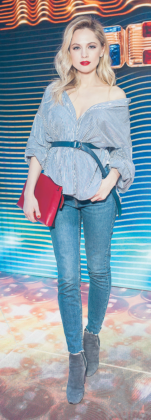 Янина Студилина оголила плечо