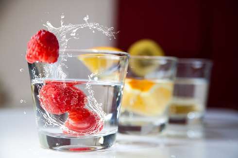Добавляйте в воду фрукты и соки
