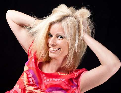 Светлые волосы делают лицо моложе