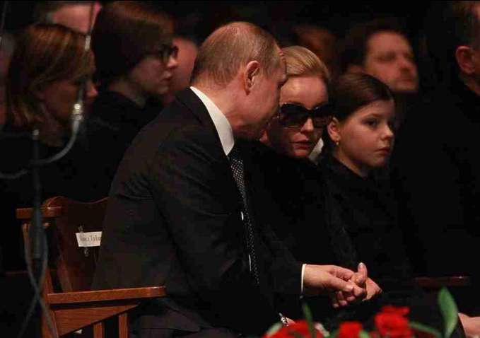 Владимир Путин и Марина Зудина на прощании с Олегом Табаковым
