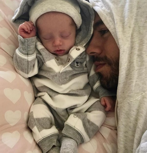 Иглесиас удивил поклонников милованием с двухмесячной дочкой