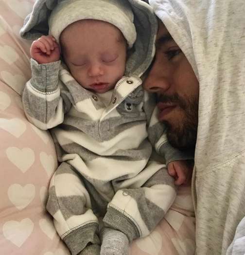 ЭНРИКЕ ИГЛЕСИАС с ребенком