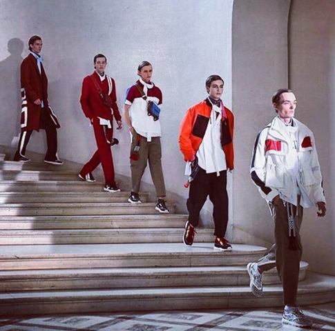 Аленький цветочек: мужчины героически осваивают красный цвет в одежде