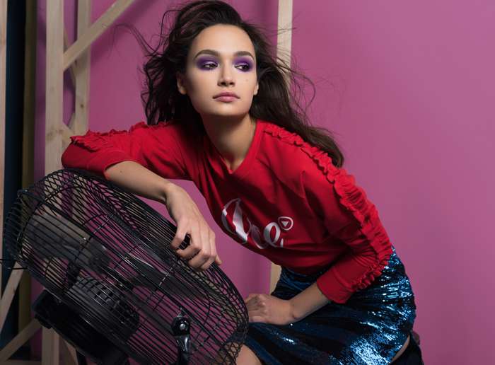 Стиль: Дора КАЗАЧЕК Макияж и прически: Кирилл ШАБАЛИН (национальный визажист YSL Beauty в России) Модель: Вики (Names) Свитшот, Ice Play; юбка, Pinko