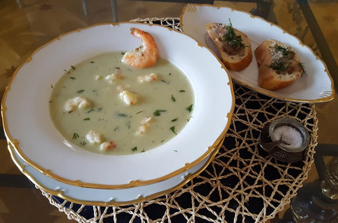 Суп-пюре из брокколи и цветной капусты со сливками, пармезаном и креветками