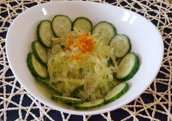 Салат из зеленой редьки с огурцом и апельсиновой цедрой