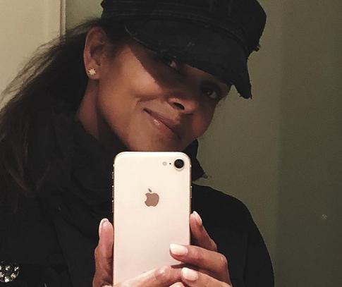 Холли Берри поражает гибкостью Женщины-кошки