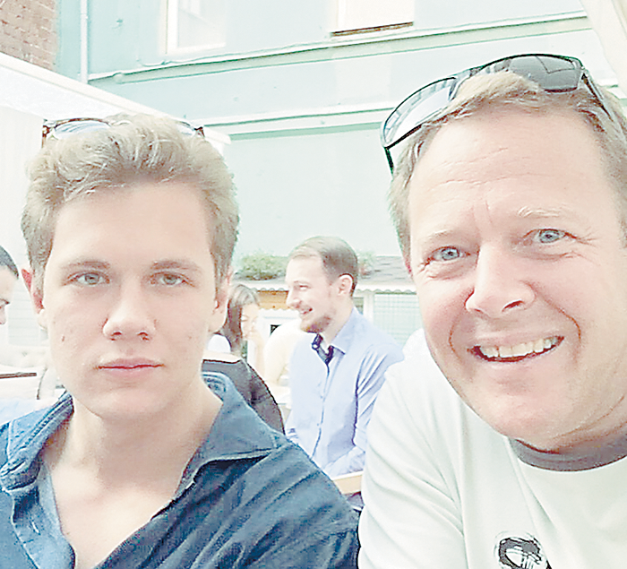 Джон с сыном Алексом, который учится в Лондоне. По мнению телеведущего, сейчас Алекс больший англичанин, чем он сам.