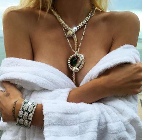 Колье способны визуально удлинить шею, подчеркнуть линию подборка и вытянуть весь силуэт Колье способны визуально удлинить шею, подчеркнуть линию подборка и вытянуть весь силуэт