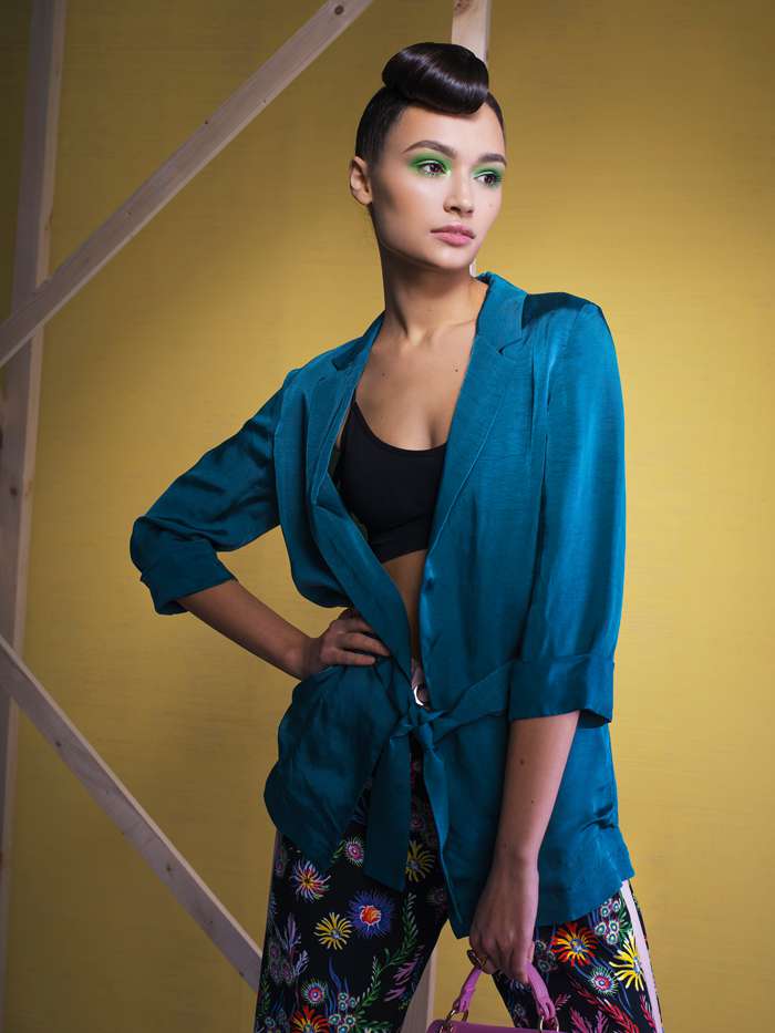 Жакет, Caractere; топ, Intimissimi; брюки, Pinko