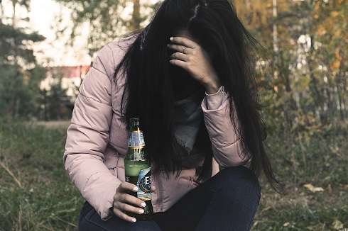 Женский алкоголизм не лечится
