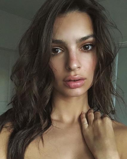 Неудачное платье испортило фигуру Эмили Ратаковски‍