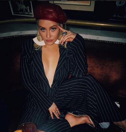 Агилера снялась для глянца без макияжа