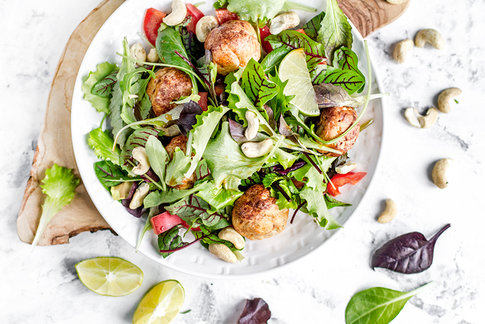 Польпетте из курицы с зеленым салатом и лаймовым соусом