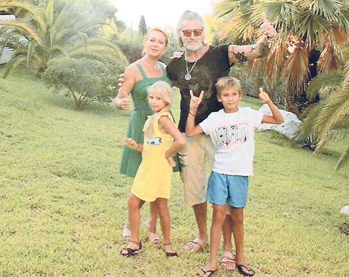 Никита Джигурда и Марина Анисина с детьми