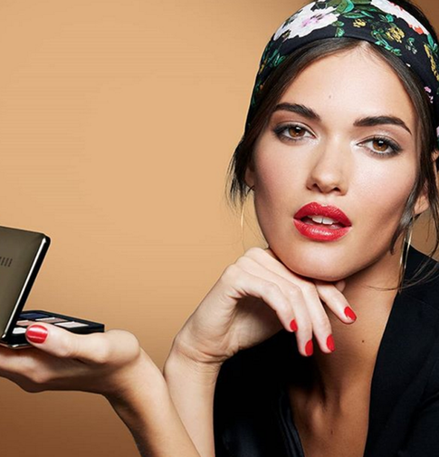 Тренды весны: ягодная помада, эффект чистого лица и блестки на ресницах