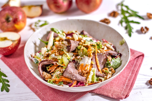 Вальдорфский салат с ростбифом, яблоками и сельдереем