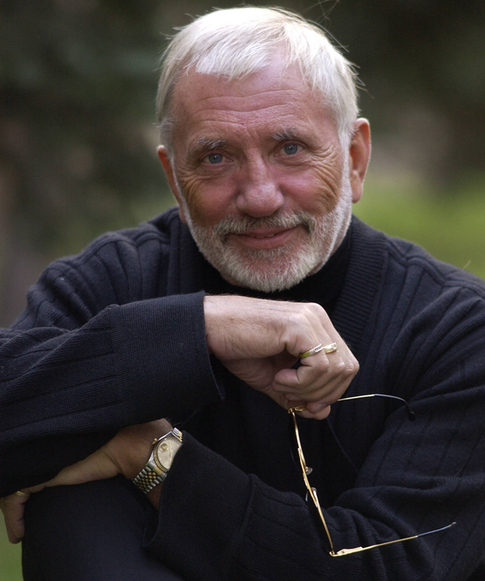 80-летний Виктор Мережко качает бицепсы