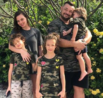 Сергей Жуков с женой и детьми