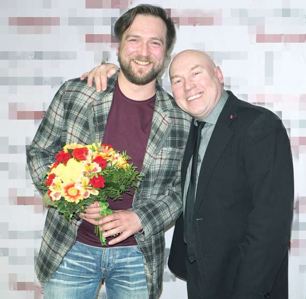 Петр Красилов и Виктор Сухоруков с цветами от благодарных поклонников Петр Красилов и Виктор Сухоруков с цветами от благодарных поклонников