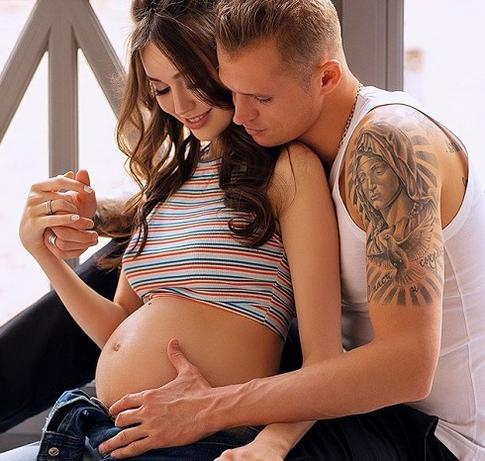 Беременная Анастасия Костенко не боится сглаза