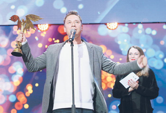 Александр Яценко получил награду за «лучшую мужскую роль» в фильме «Аритмия» под оглушительные овации зала