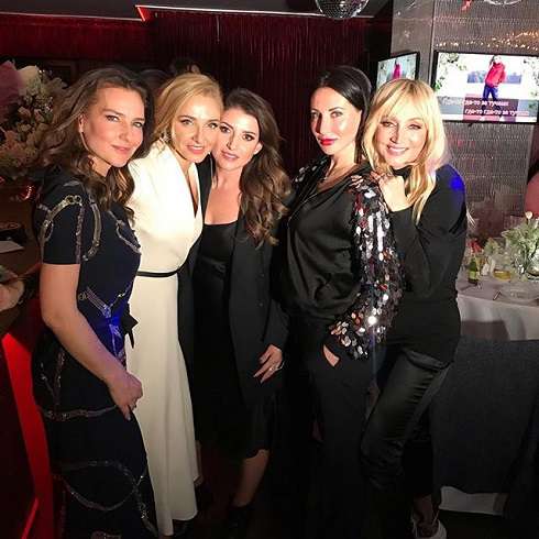 Подруги пришли поздравить фигуристку