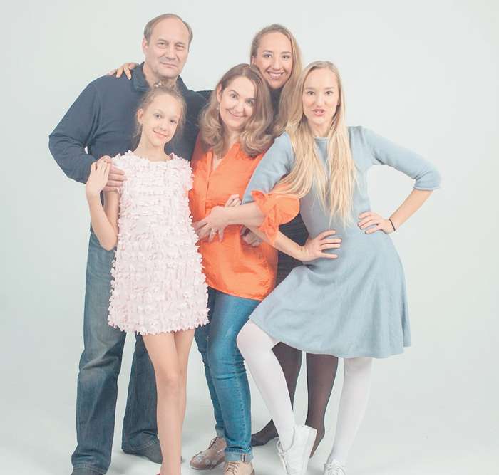 Евгений Сидихин с супругой Татьяной Борковской и дочерьми Полиной, Аглаей и Анфисой