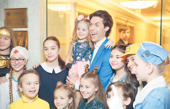 Марк Тишман вызвал особую любовь выступавших на концерте детишек. Завидев за кулисами Марка, дети молниеносно устремились к нему