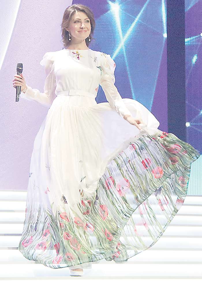 Не менее весенним настроением порадовала и Анастасия Макеева в белом платье в маках