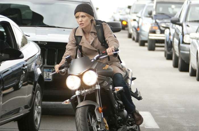 Анджелина Джоли не только ездит на мотоцикле, но и пилотирует свой собственный самолет