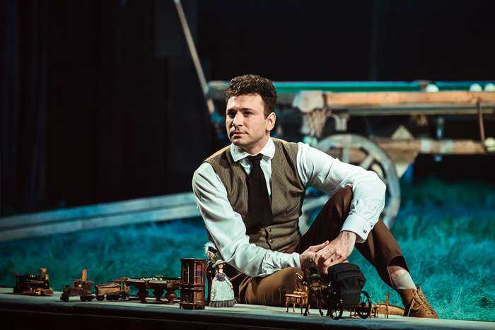 В роли Лопахина в спектакле «Вишневый сад» на сцене Московского Губернского театра