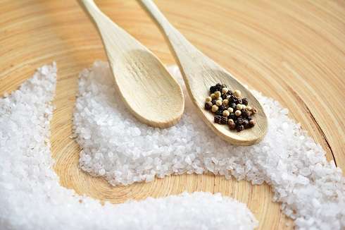 Соль обновит деревянную посуду