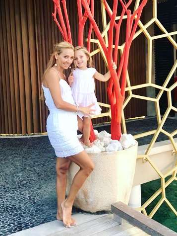 Татьяна Навка с младшей дочкой