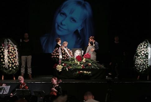 Матери Волчковой стало плохо на церемонии прощания с дочерью