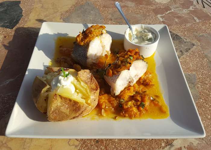 Мерлуза по-галисийски с печеной картошкой с чесночным соусом