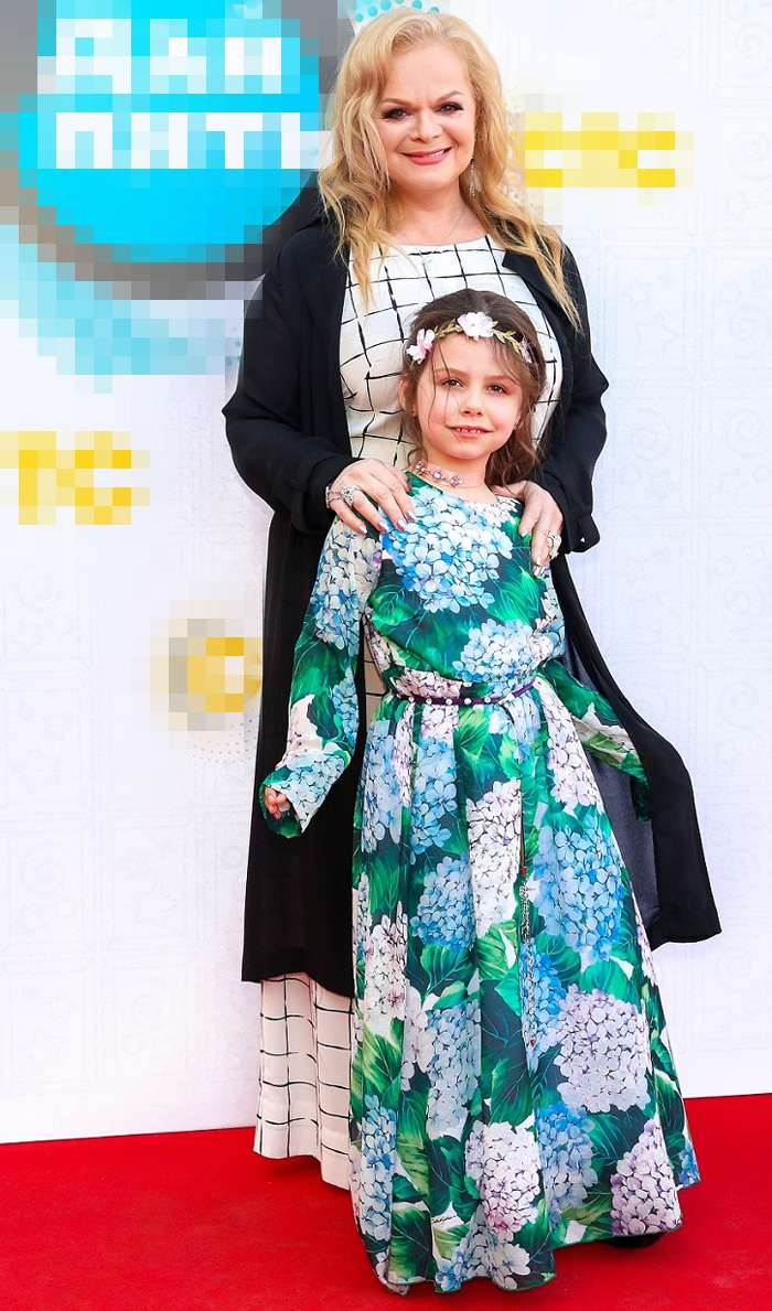 Долина вышла в свет с подросшей внучкой