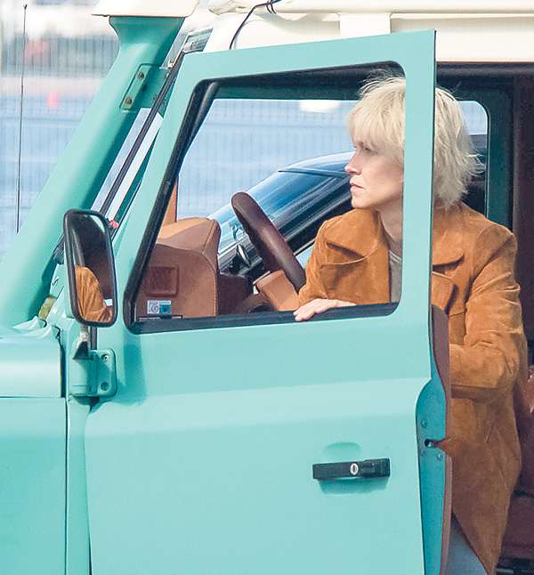 Важную роль в сериале играют автомобили. В оригинальной версии главная героиня водила винтажный Porshe. В российской — выбрали внедорожник Land Rover Defender