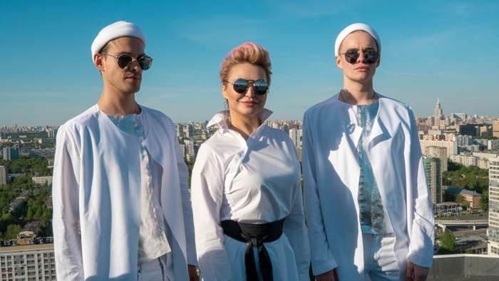 В новом клипе Катя Лель сыграла ангела, помогающего людям