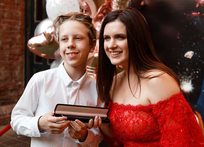 Сын Юра подарил Денисовой бусы, сделанные своими руками