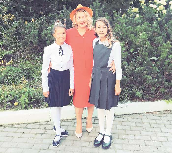 В новом тысячелетии Ева Польна не только автор и певица, но и мама двух дочек — Эвелин и Амалии